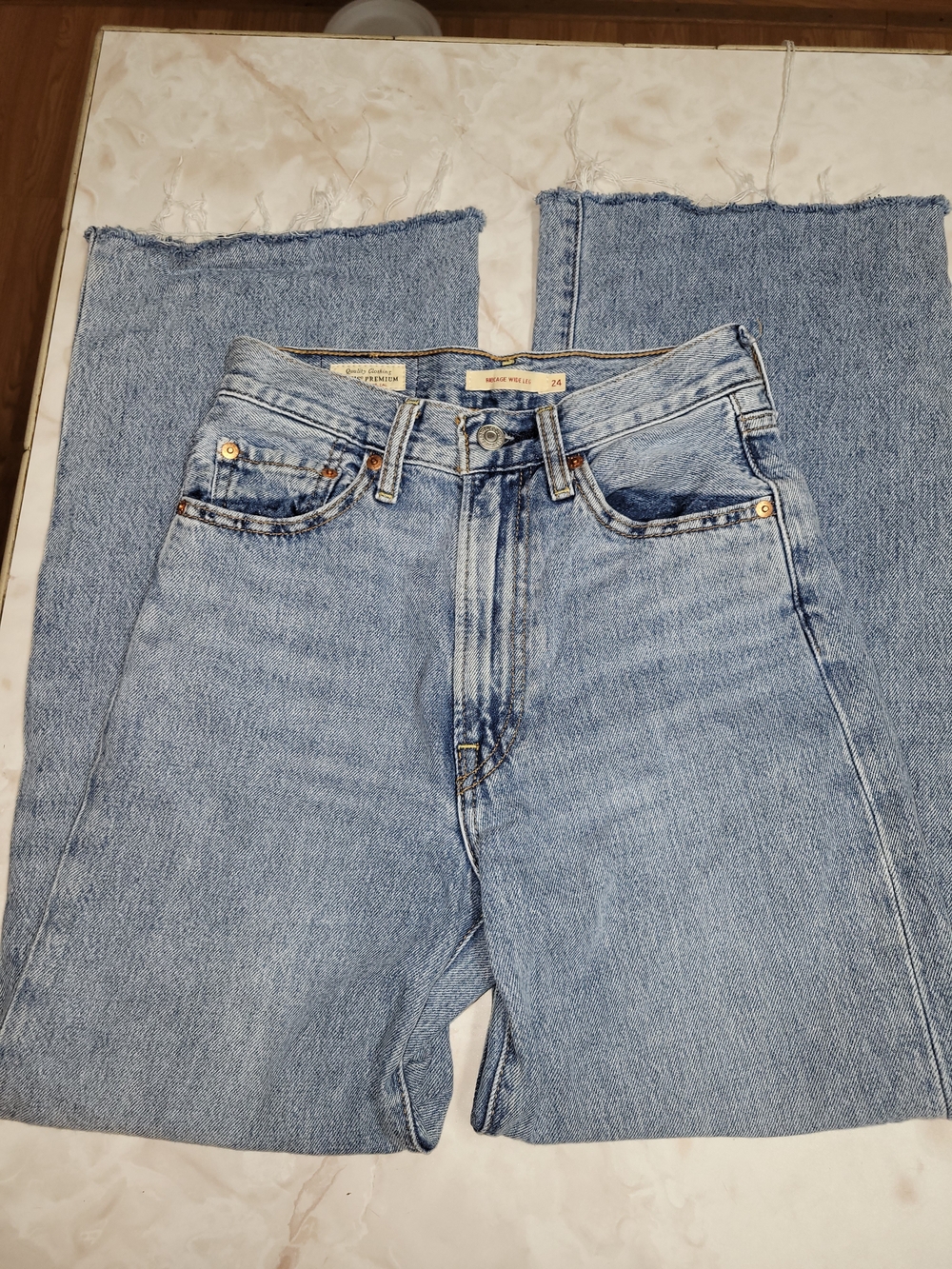 Levi’s Premium Ribcage Wide Leg Jeans Women’s 24 Light Wash Raw Hem